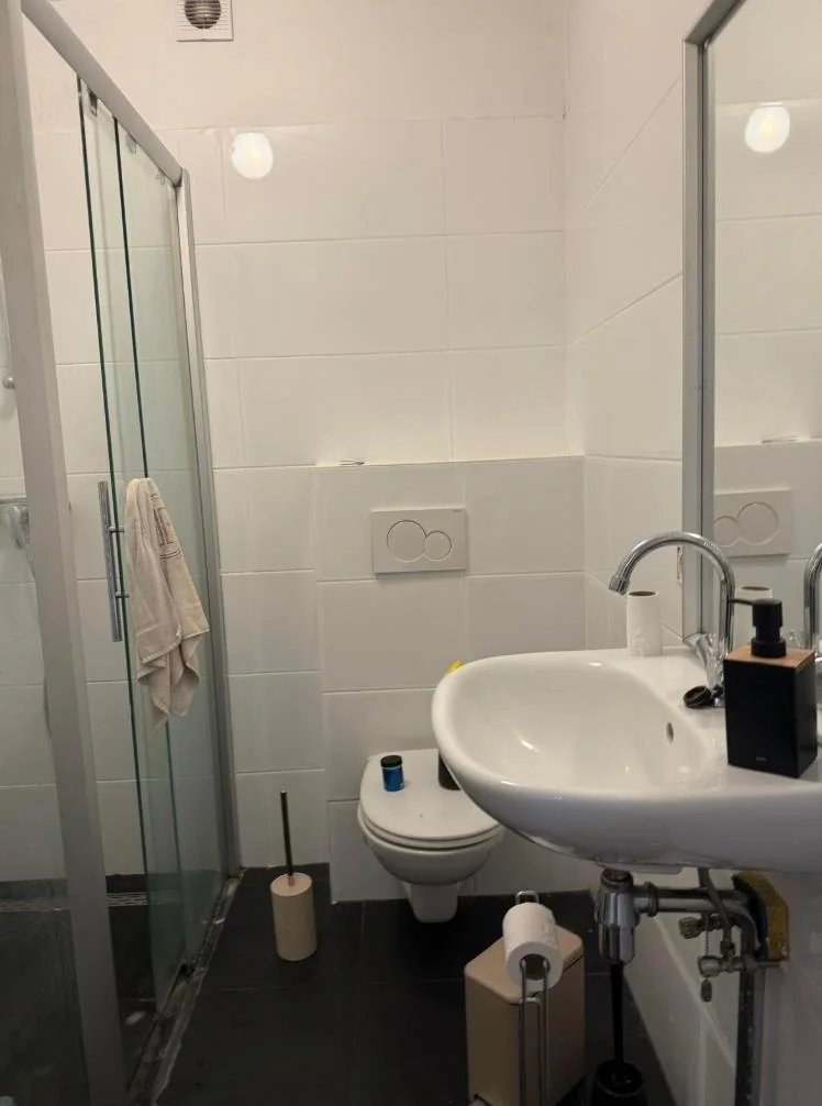 Foto van de Kamer gelegen aan de Lange Leidsedwarsstraat in Amsterdam
