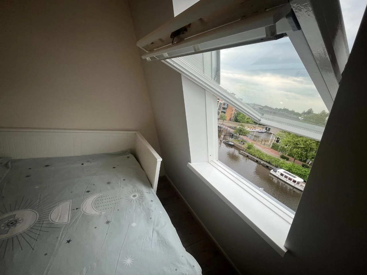 Foto van de Kamer gelegen aan de Bilderdijkkade in Amsterdam