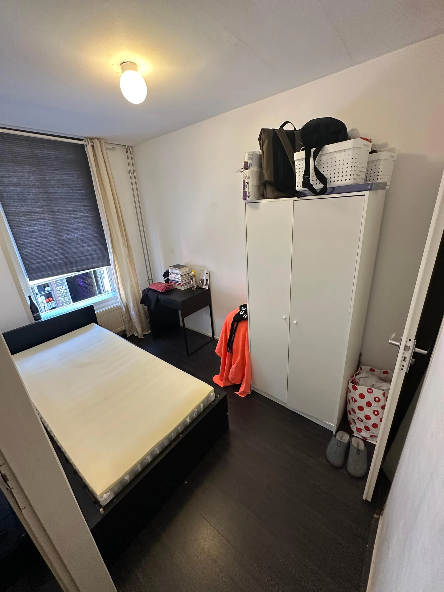 Foto van de Kamer gelegen aan de Lange Leidsedwarsstraat in Amsterdam