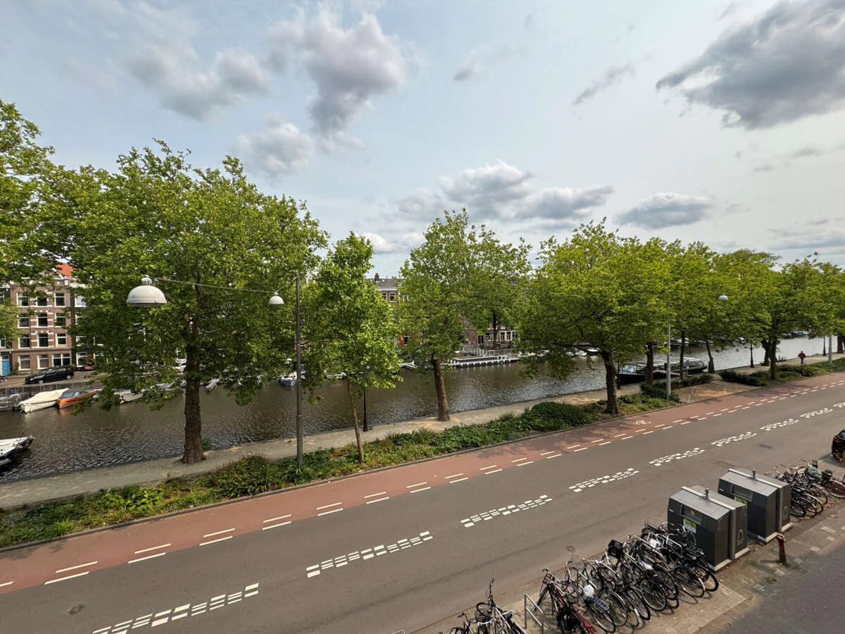 geblurde versie van de foto als achtergrond