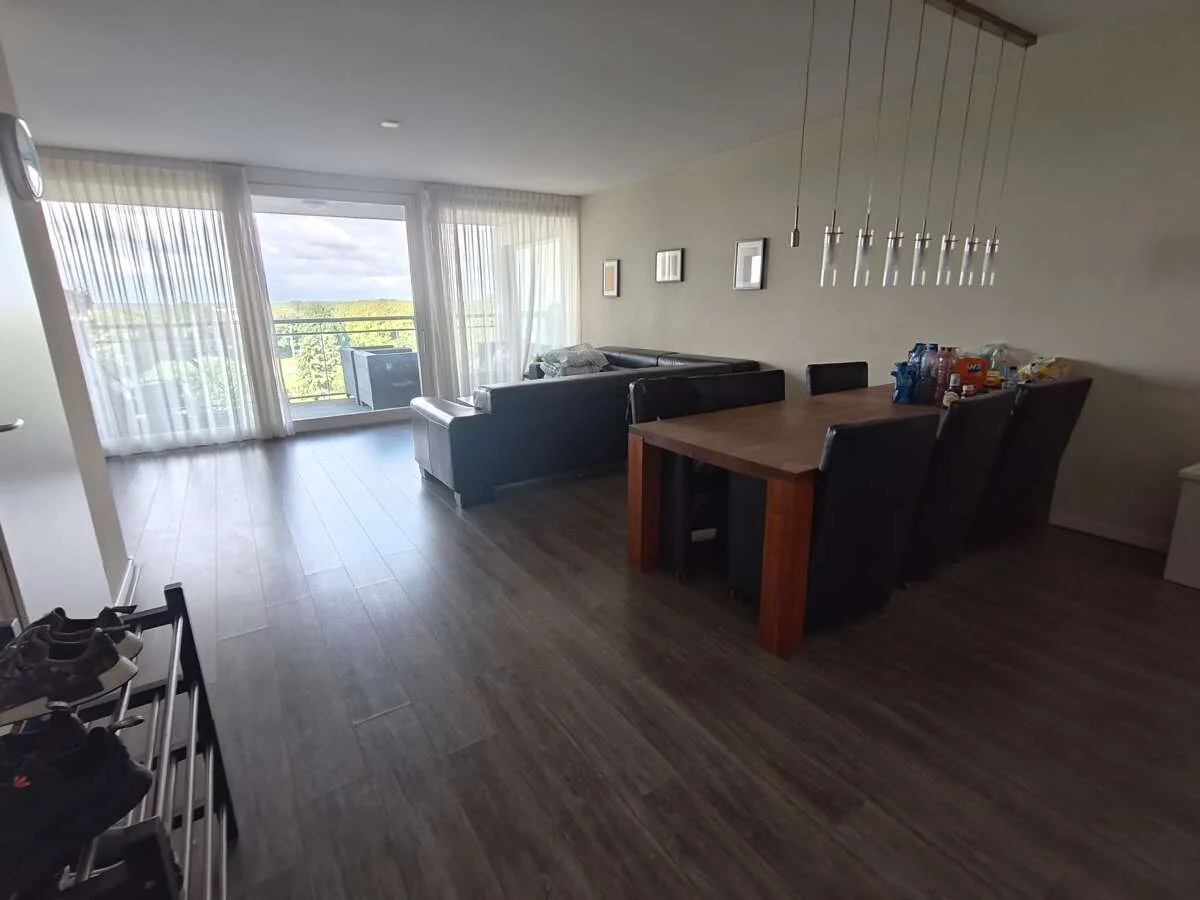 geblurde versie van de foto als achtergrond