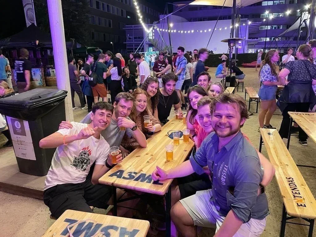 geblurde versie van de foto als achtergrond