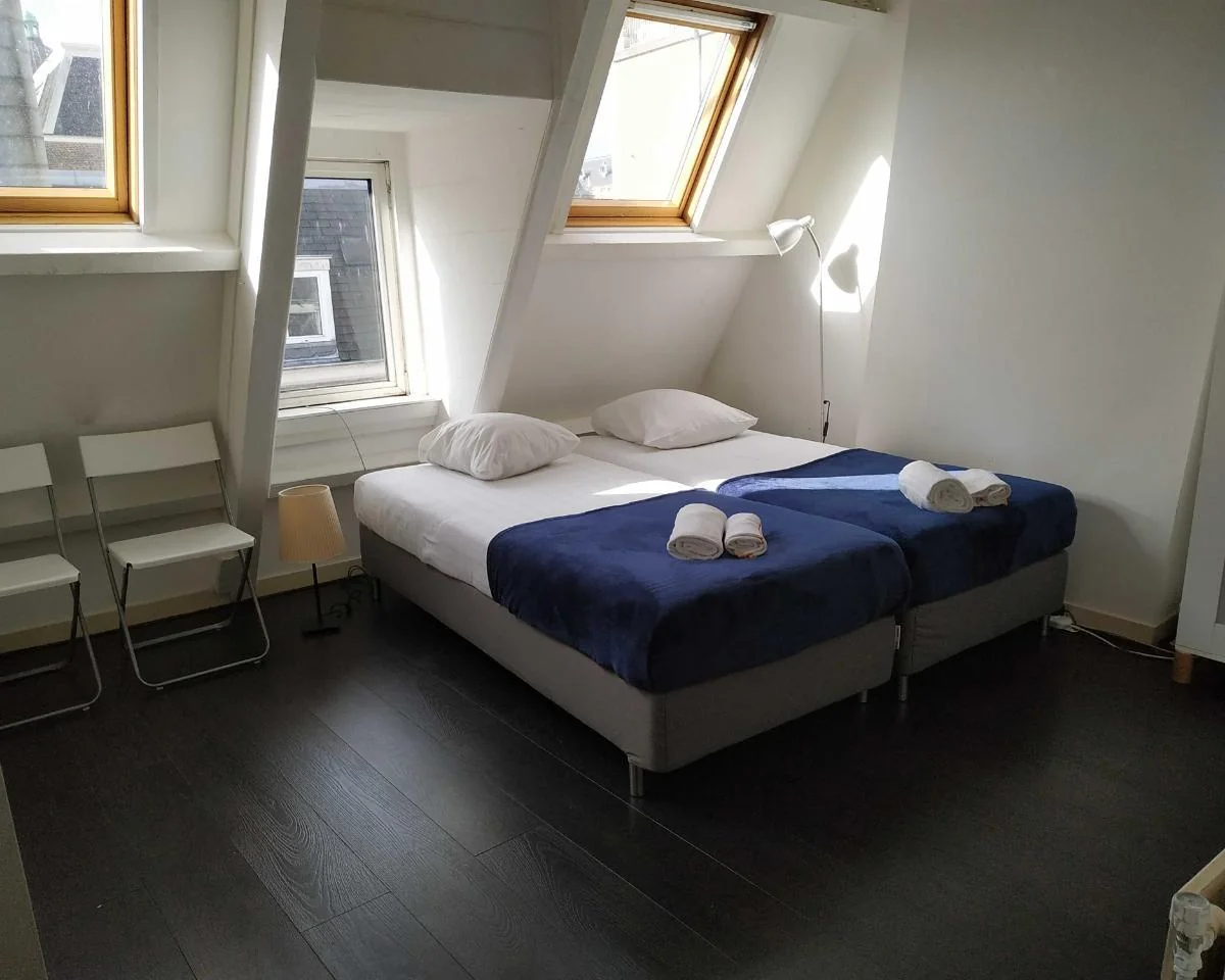 Foto van de Kamer gelegen aan de Lange Leidsedwarsstraat in Amsterdam