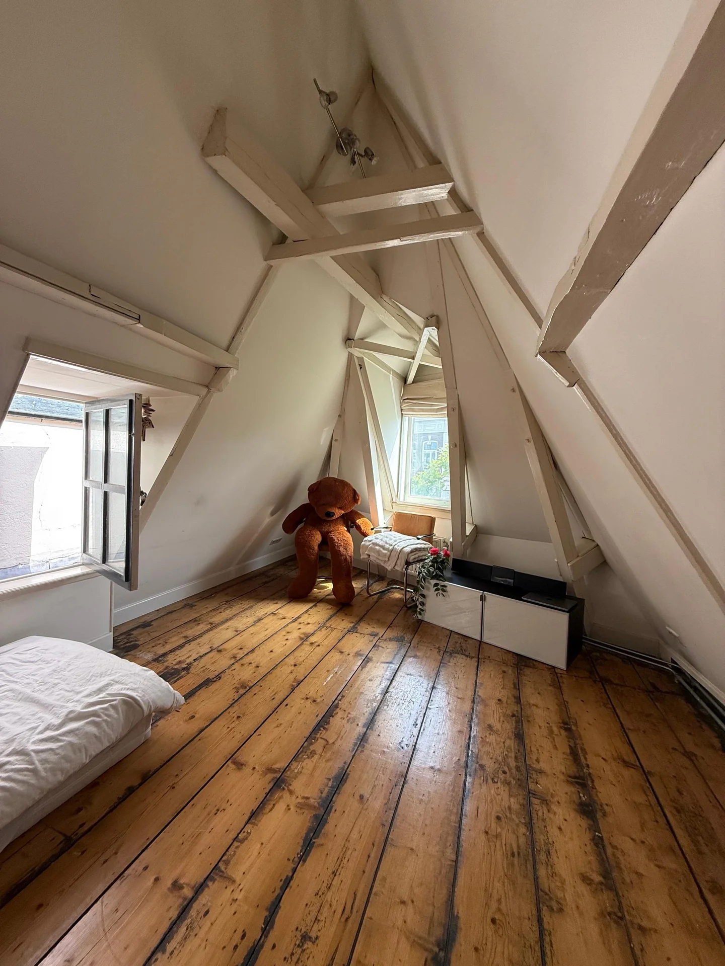 Foto van de Kamer gelegen aan de Spuistraat in Amsterdam