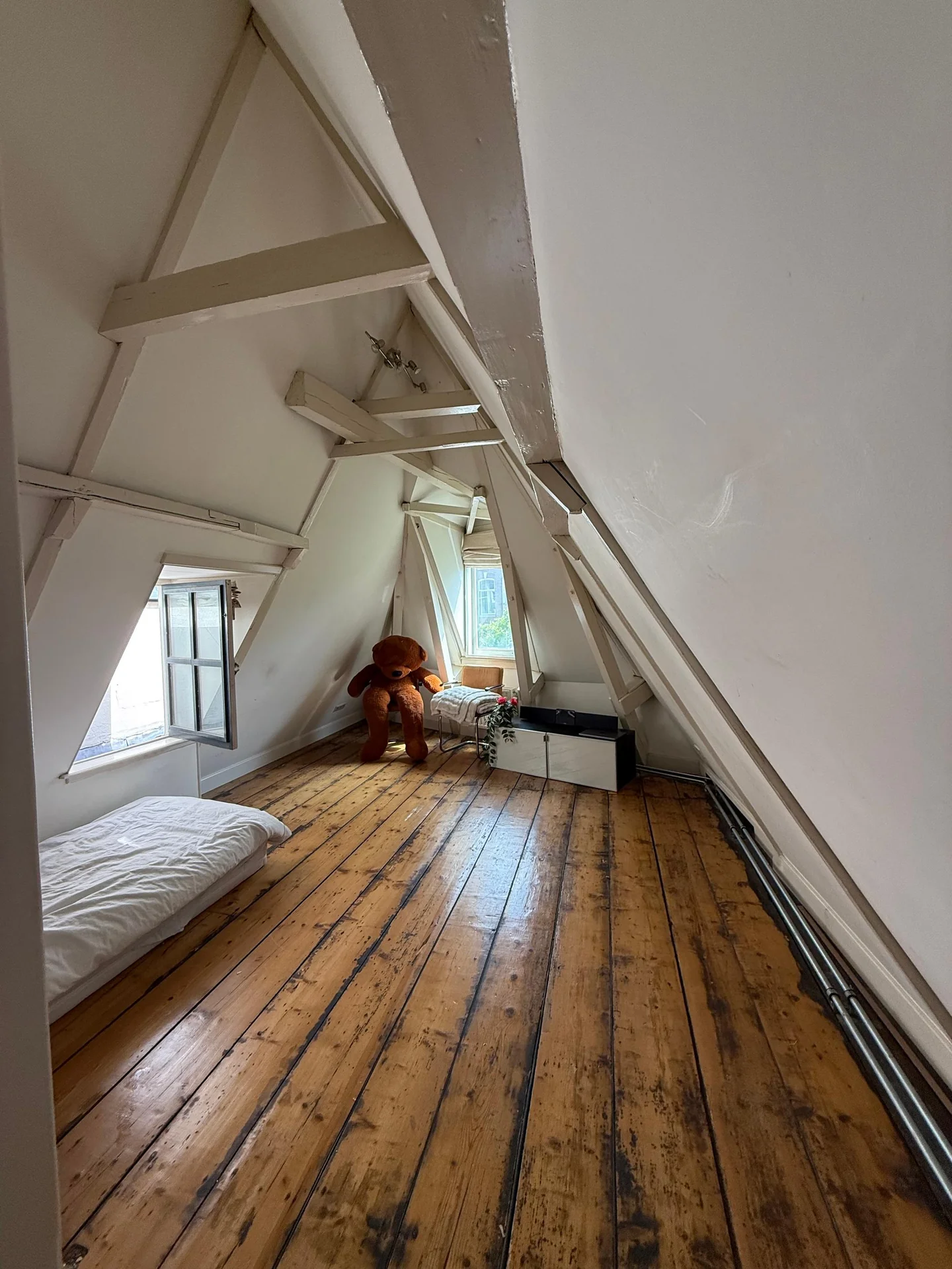 Foto van de Kamer gelegen aan de Spuistraat in Amsterdam