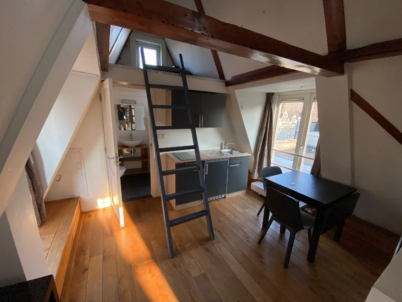 Foto van de Appartement gelegen aan de Nieuwezijds Voorburgwal in Amsterdam
