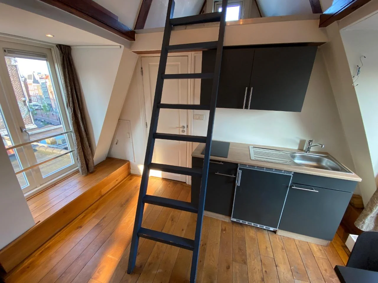 Foto van de Appartement gelegen aan de Nieuwezijds Voorburgwal in Amsterdam