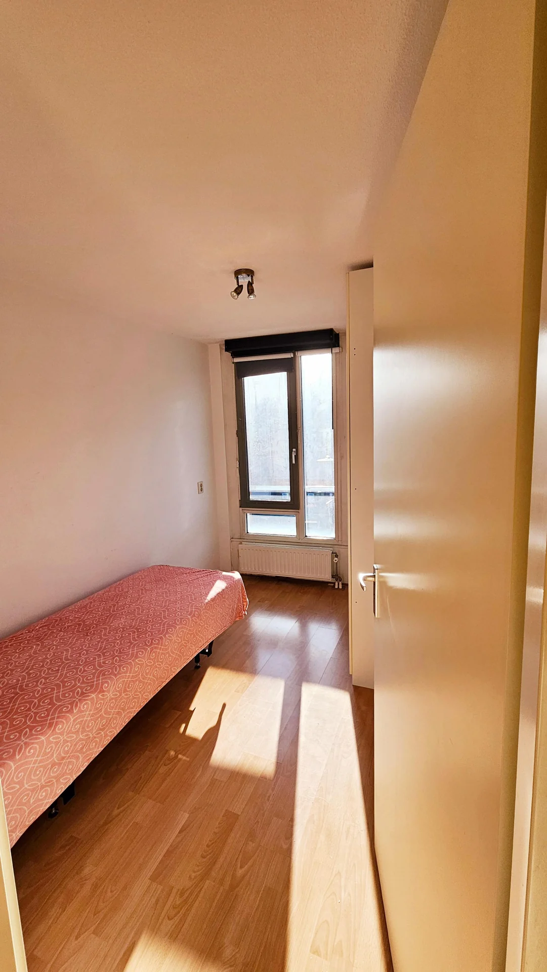 Foto van de Kamer gelegen aan de Van Oosterzeestraat in Rotterdam