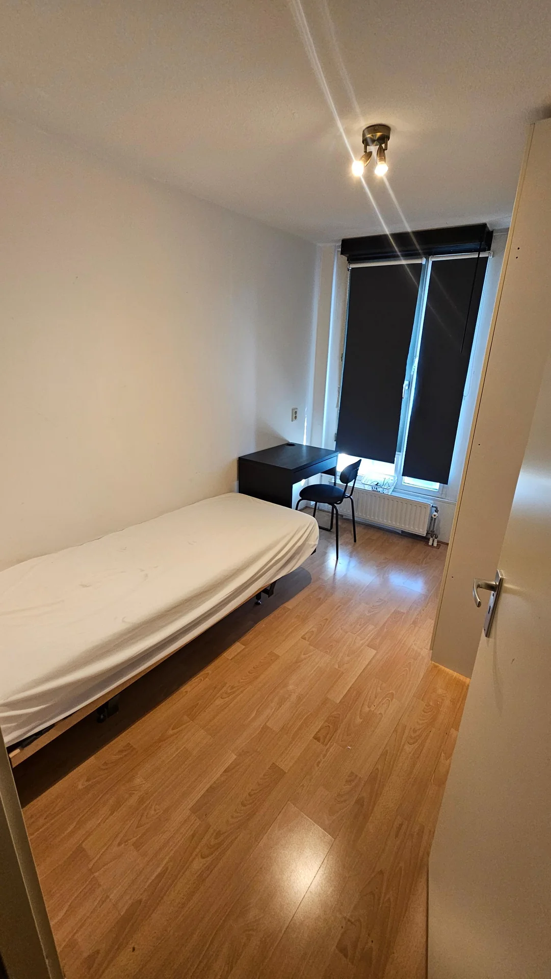 Foto van de Kamer gelegen aan de Van Oosterzeestraat in Rotterdam