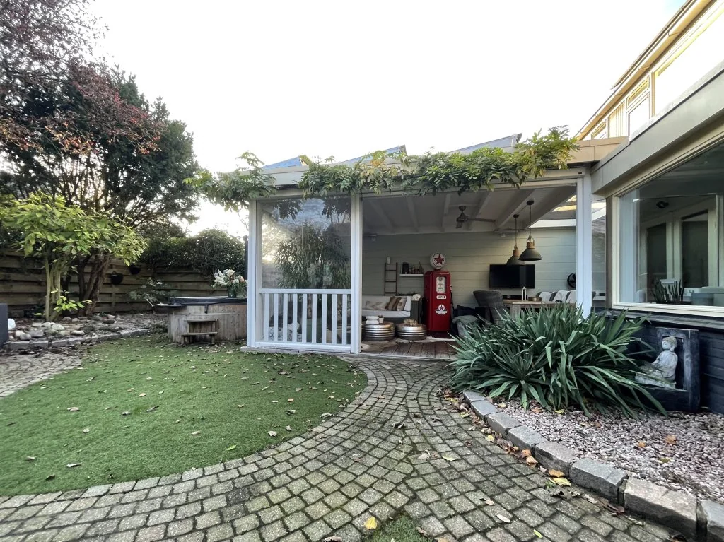 geblurde versie van de foto als achtergrond