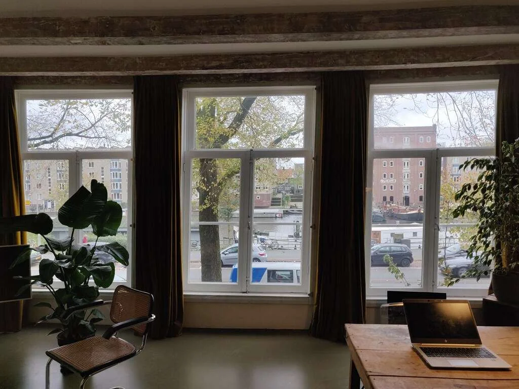 geblurde versie van de foto als achtergrond