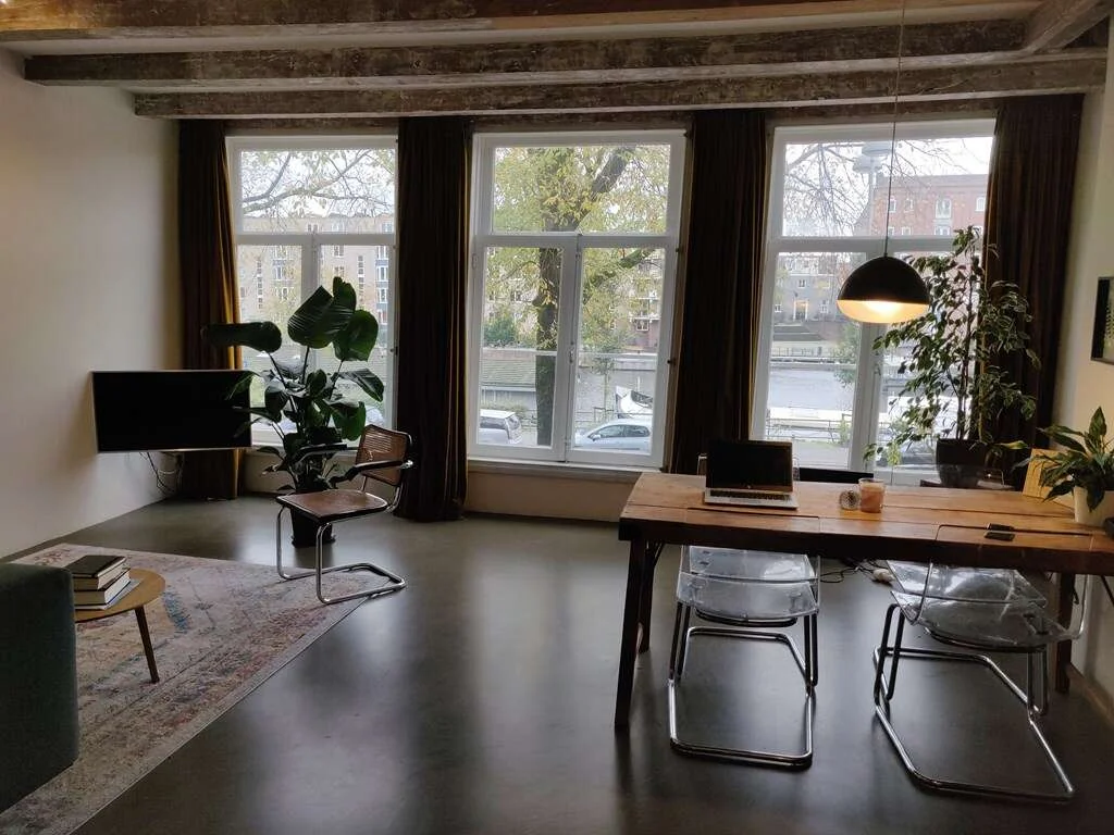 geblurde versie van de foto als achtergrond