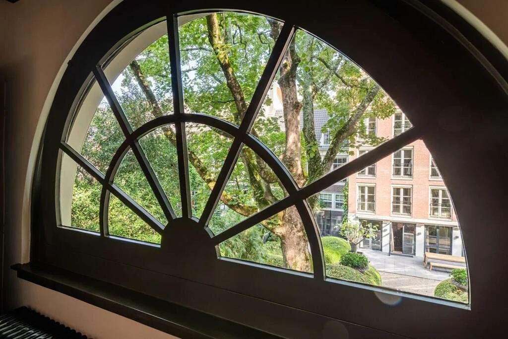 geblurde versie van de foto als achtergrond