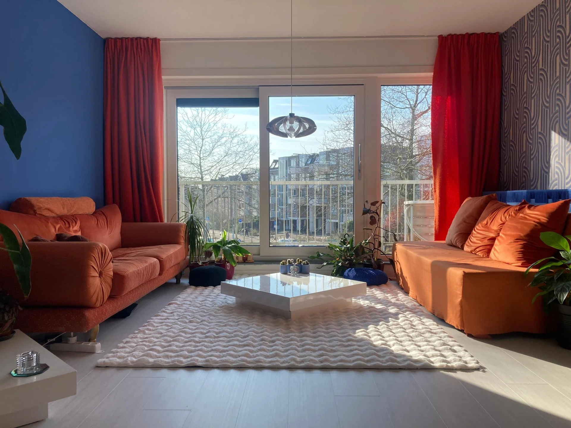 geblurde versie van de foto als achtergrond