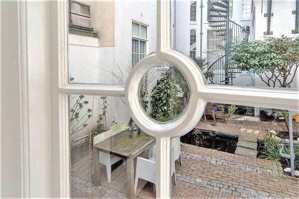 geblurde versie van de foto als achtergrond