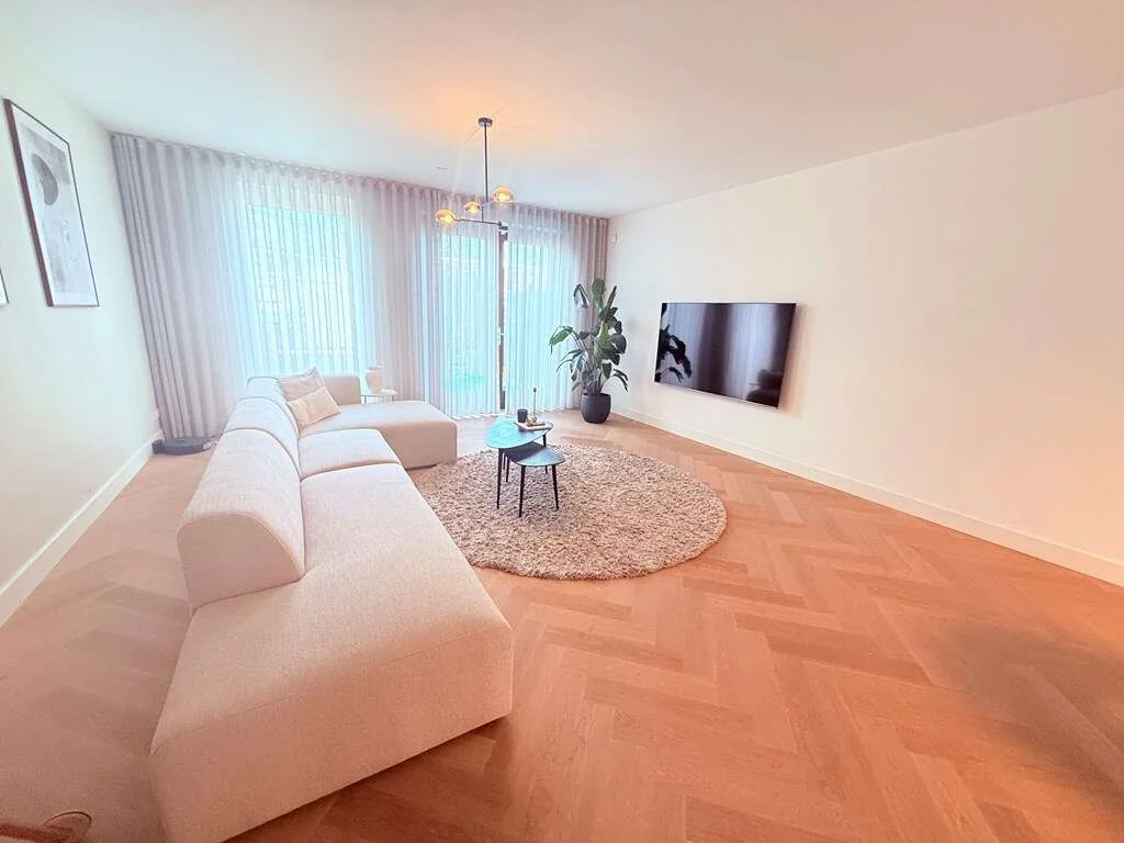 geblurde versie van de foto als achtergrond