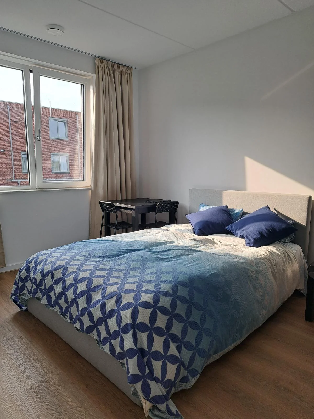 geblurde versie van de foto als achtergrond