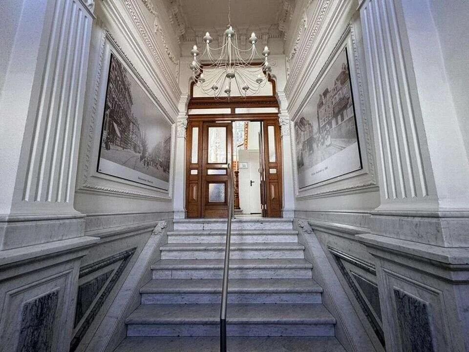 geblurde versie van de foto als achtergrond