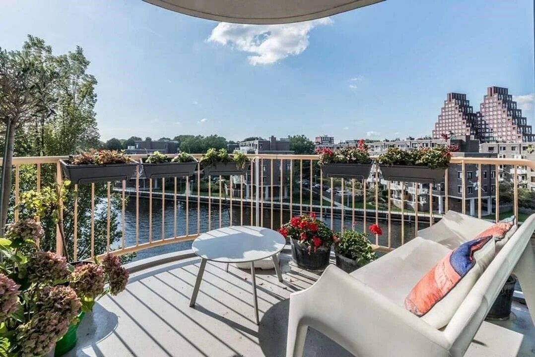 geblurde versie van de foto als achtergrond