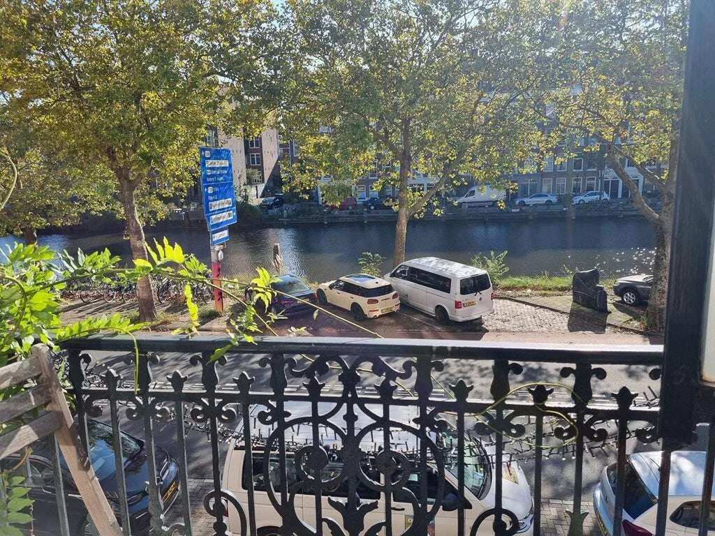 geblurde versie van de foto als achtergrond