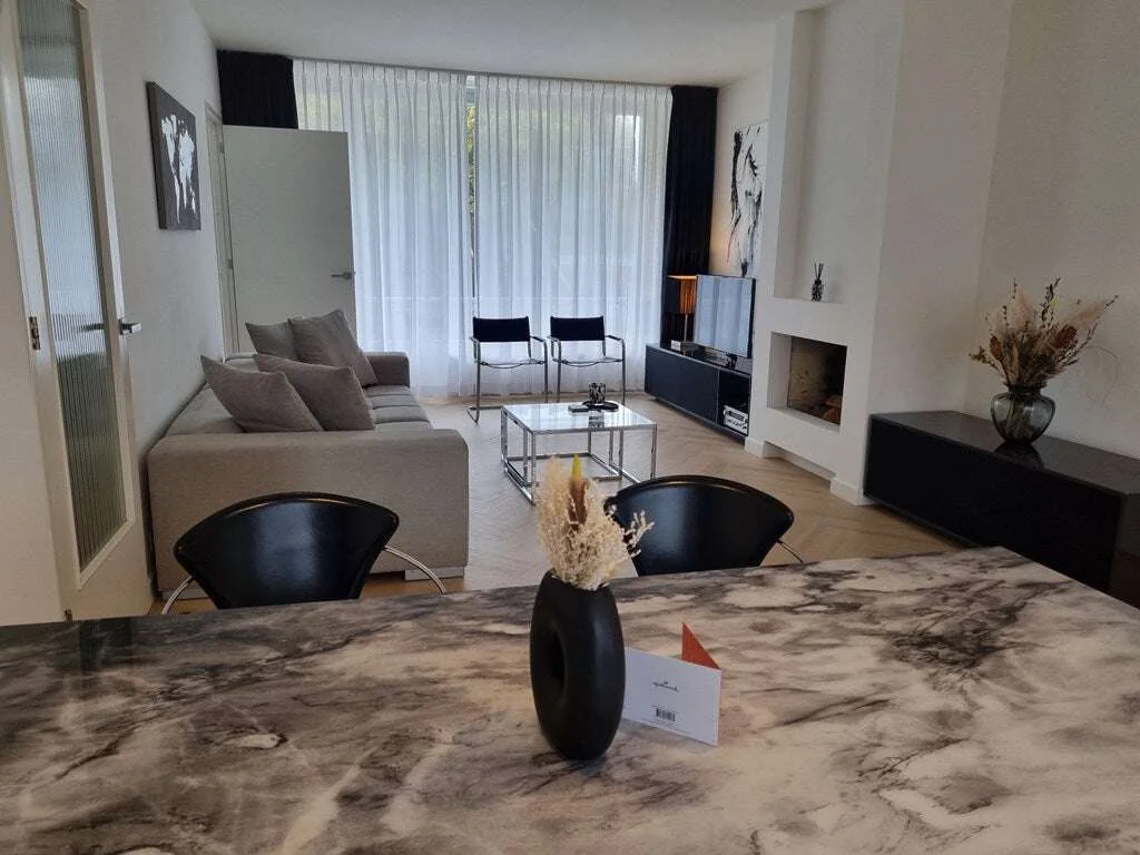 geblurde versie van de foto als achtergrond