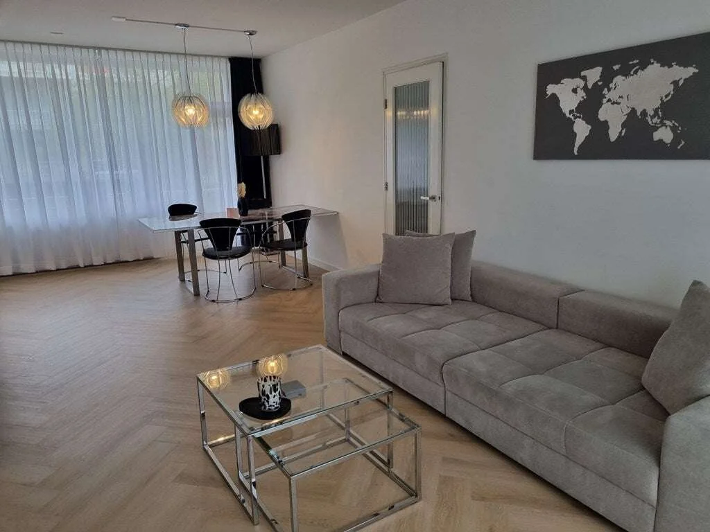 geblurde versie van de foto als achtergrond