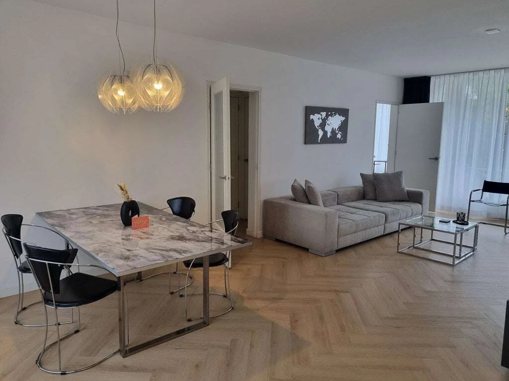 geblurde versie van de foto als achtergrond