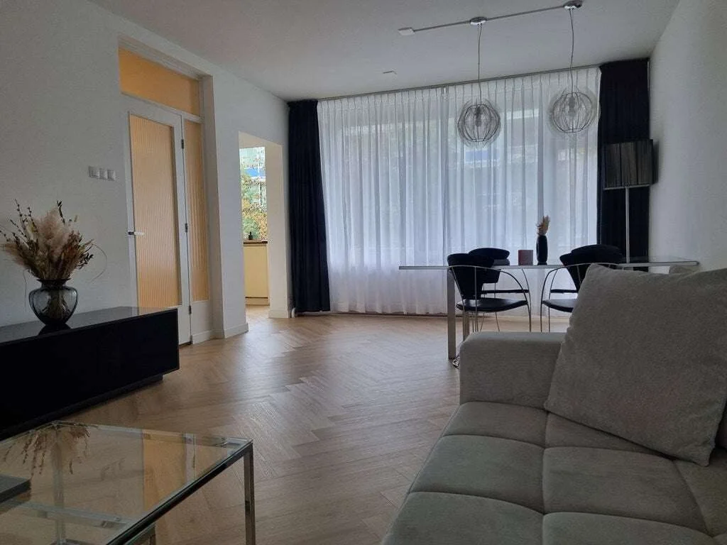 geblurde versie van de foto als achtergrond