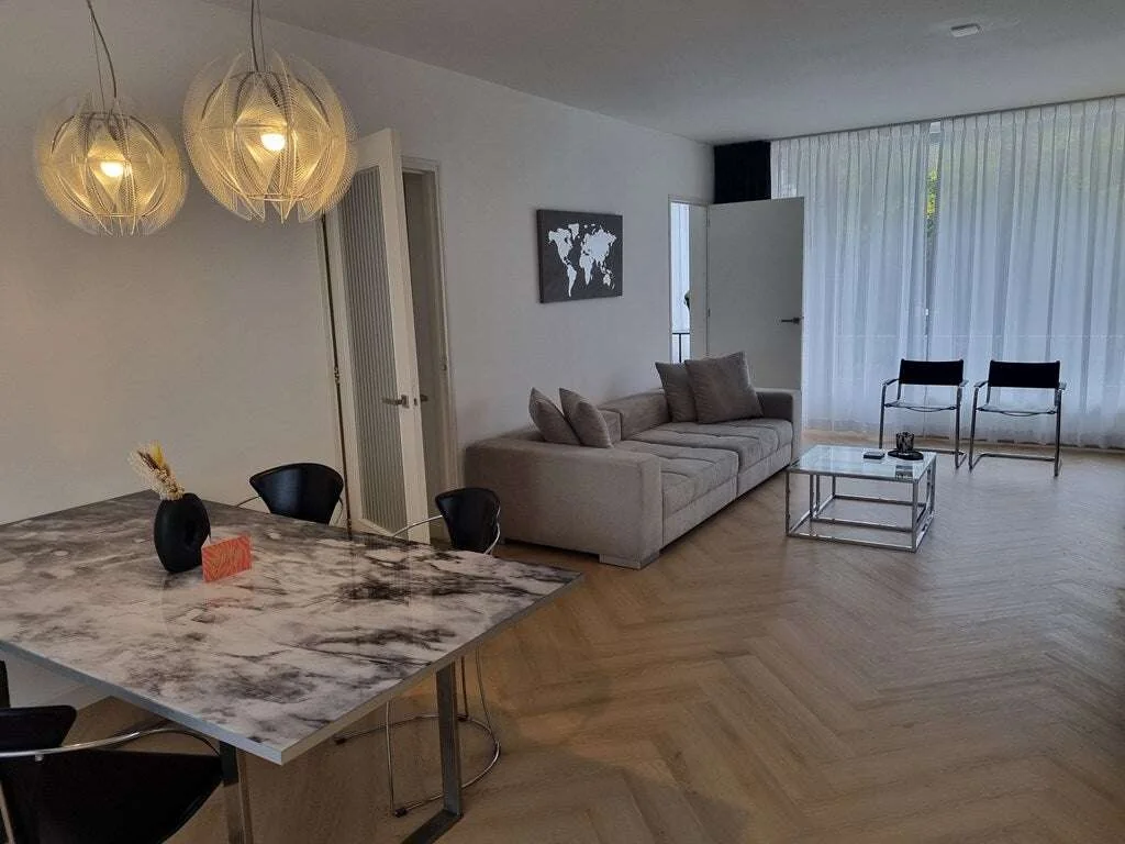 geblurde versie van de foto als achtergrond