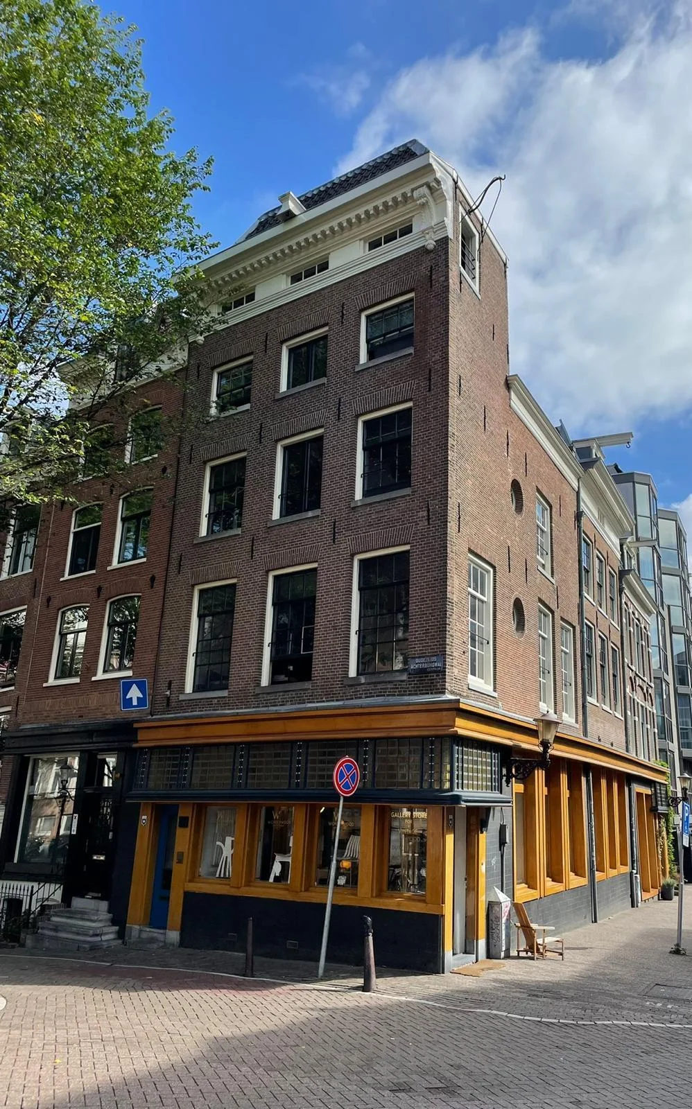 geblurde versie van de foto als achtergrond