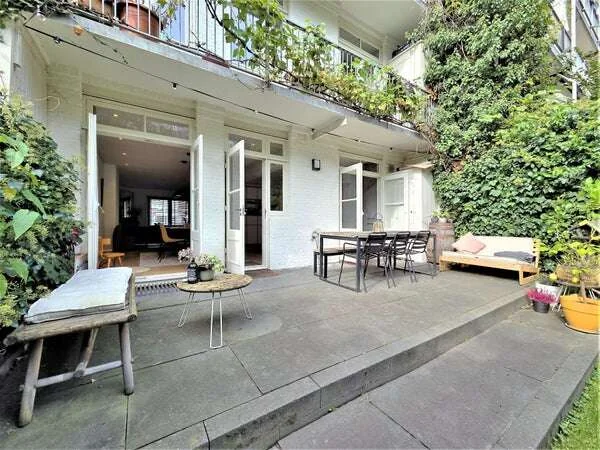 geblurde versie van de foto als achtergrond