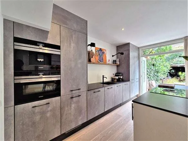 geblurde versie van de foto als achtergrond