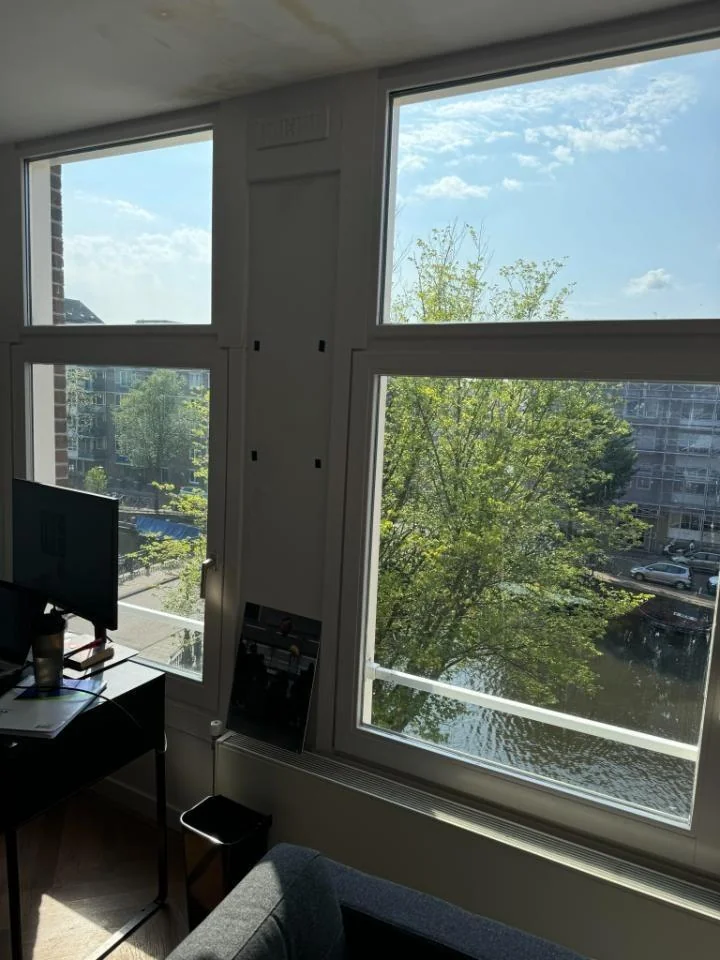 geblurde versie van de foto als achtergrond