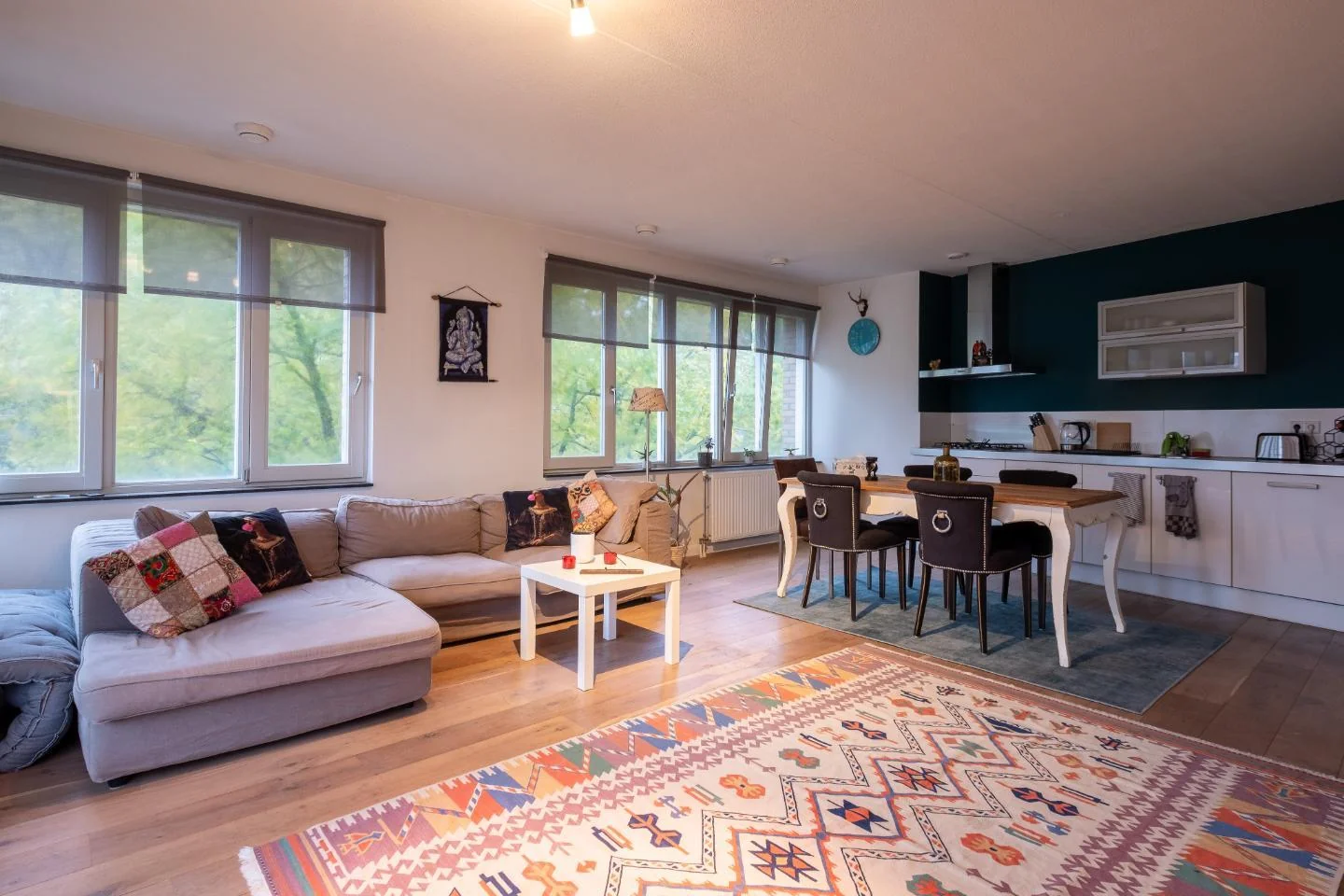 geblurde versie van de foto als achtergrond