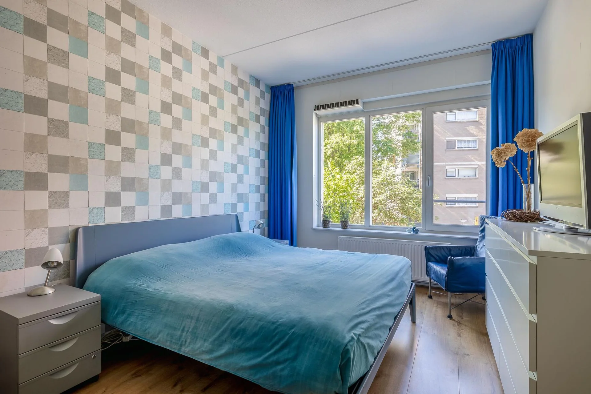 geblurde versie van de foto als achtergrond