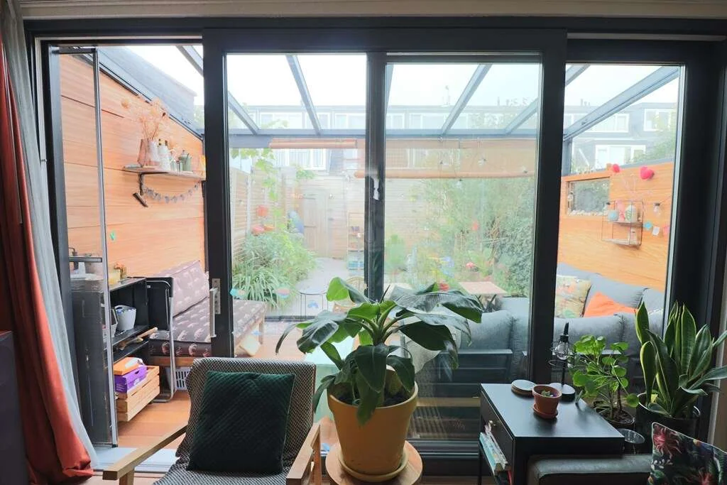 geblurde versie van de foto als achtergrond