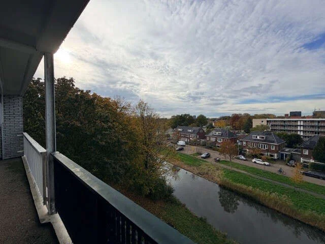 geblurde versie van de foto als achtergrond