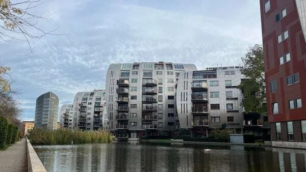 geblurde versie van de foto als achtergrond