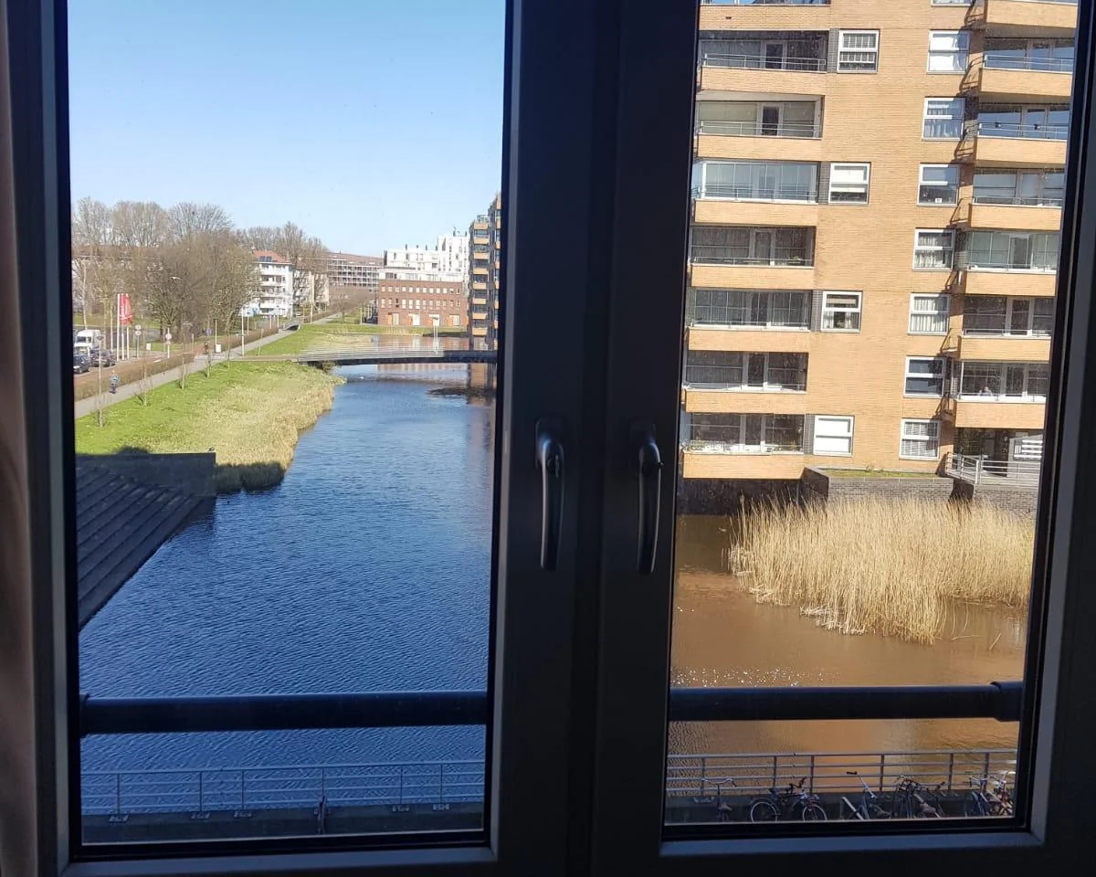 geblurde versie van de foto als achtergrond