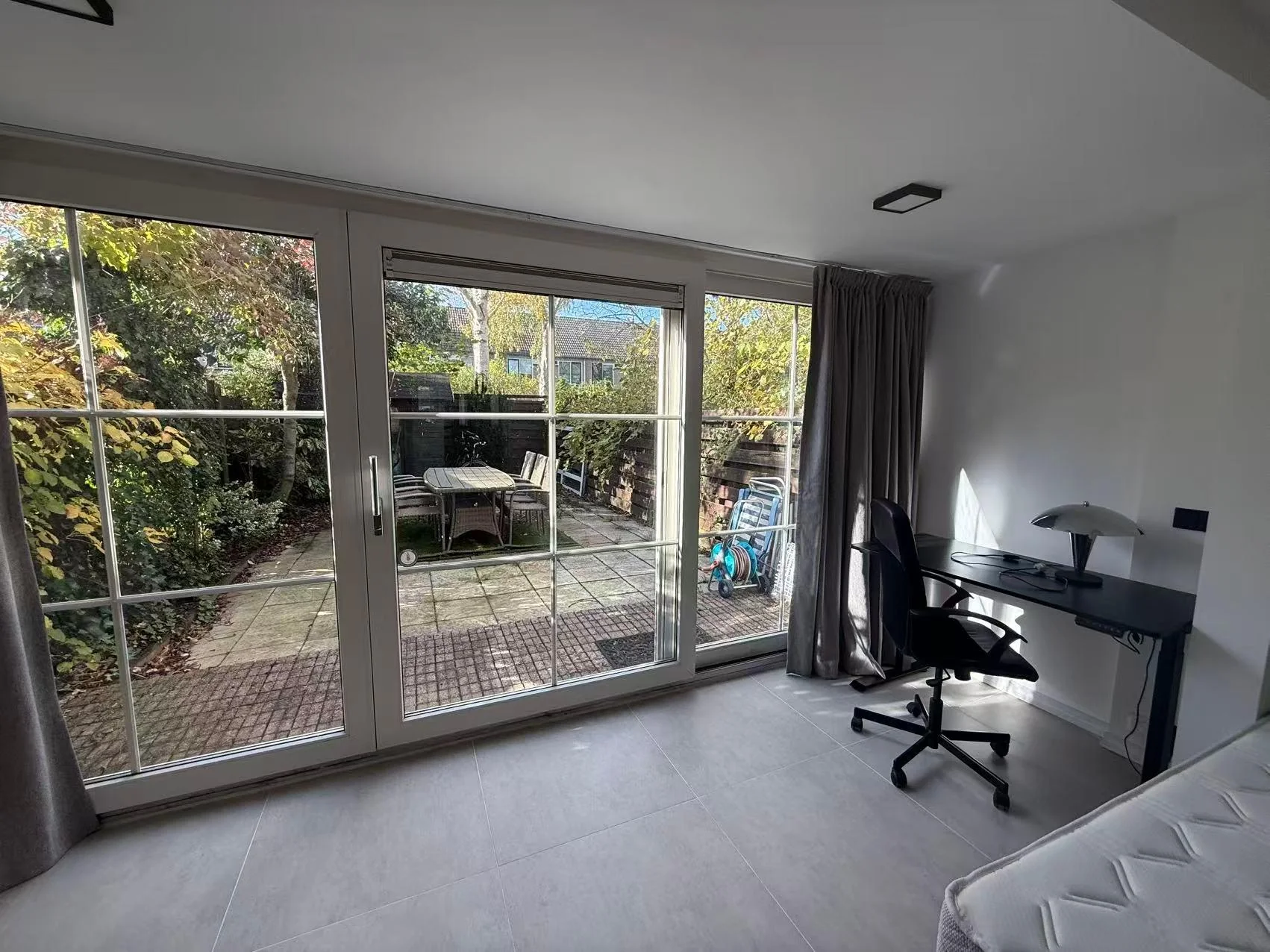 geblurde versie van de foto als achtergrond