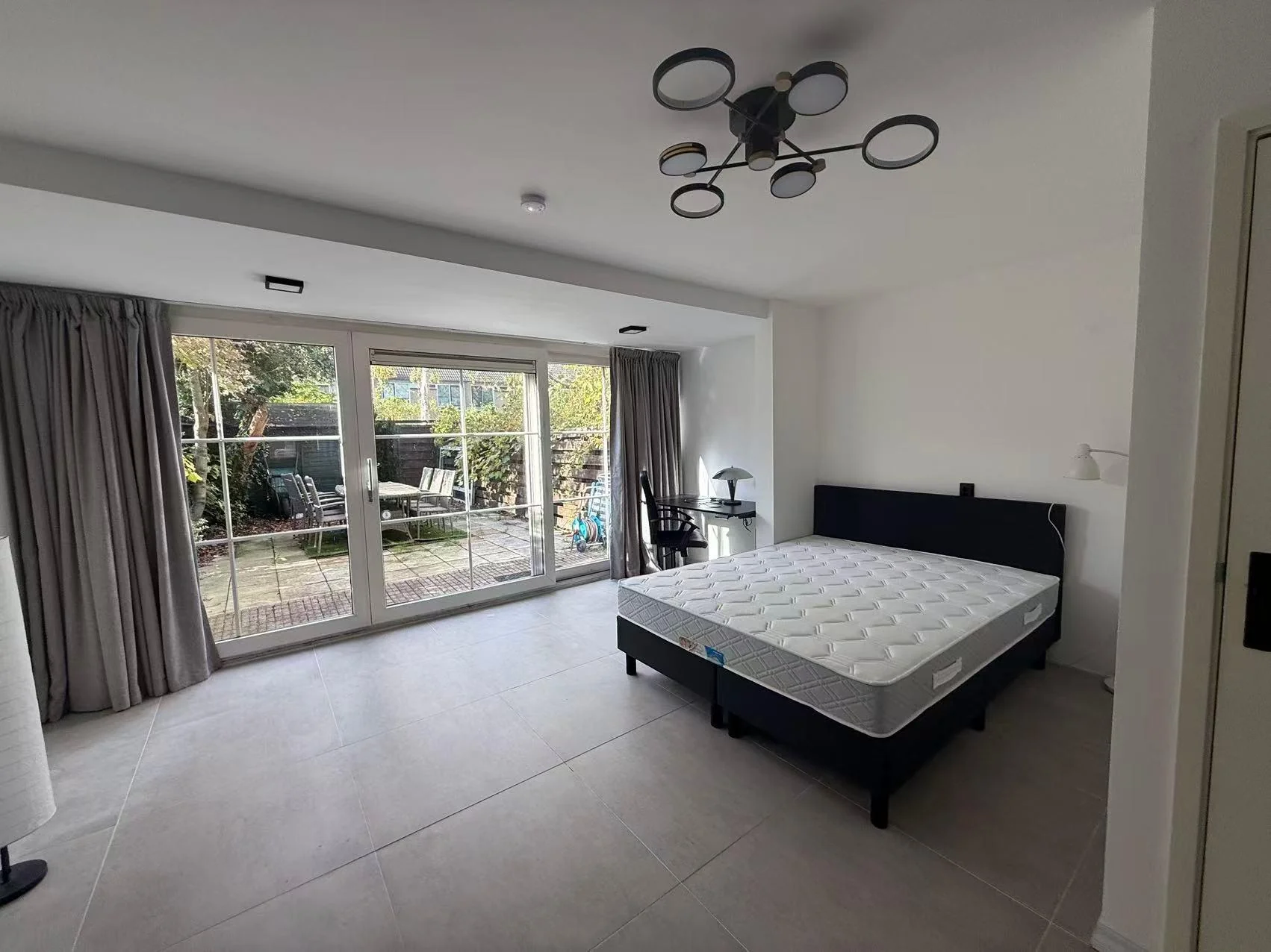 geblurde versie van de foto als achtergrond