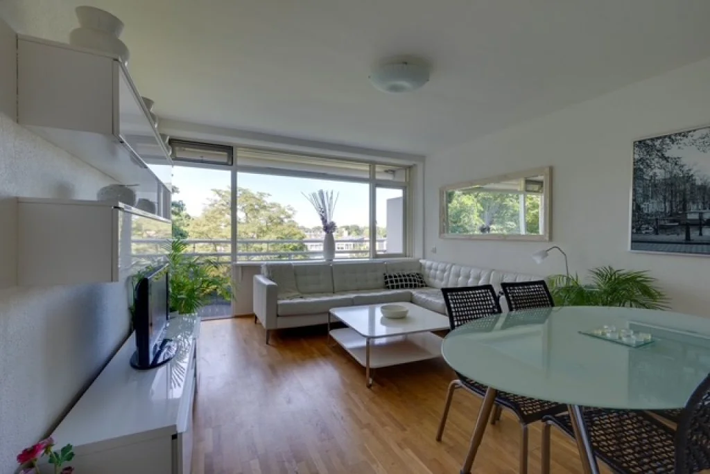 geblurde versie van de foto als achtergrond