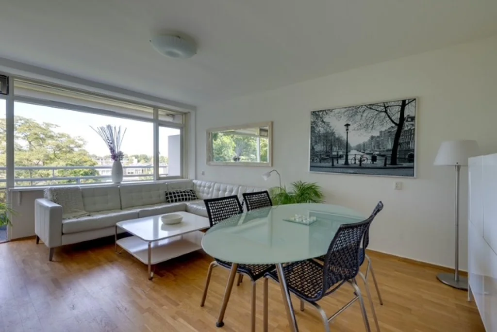 geblurde versie van de foto als achtergrond