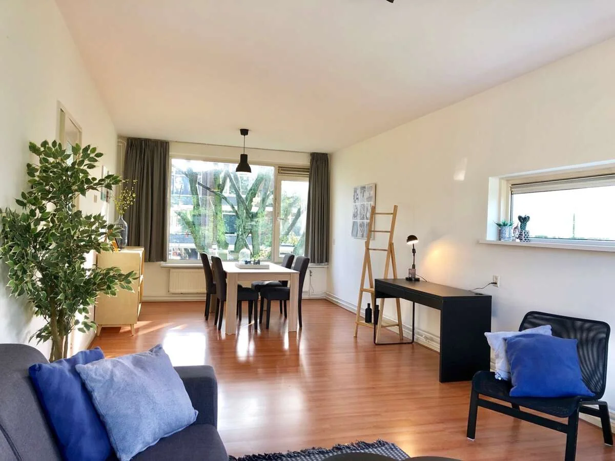 geblurde versie van de foto als achtergrond