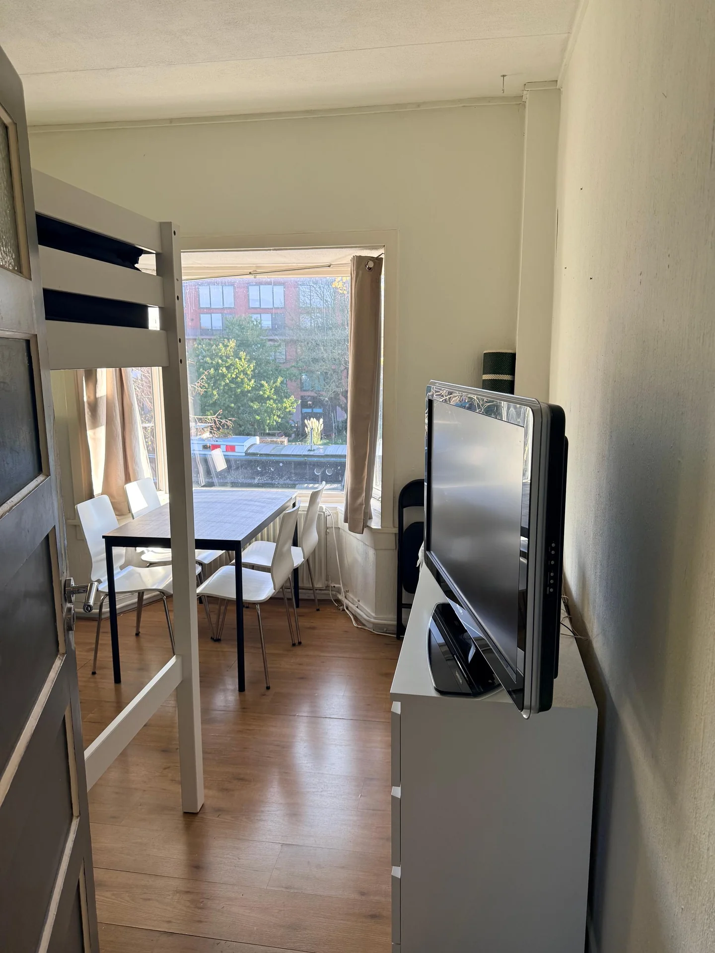 geblurde versie van de foto als achtergrond