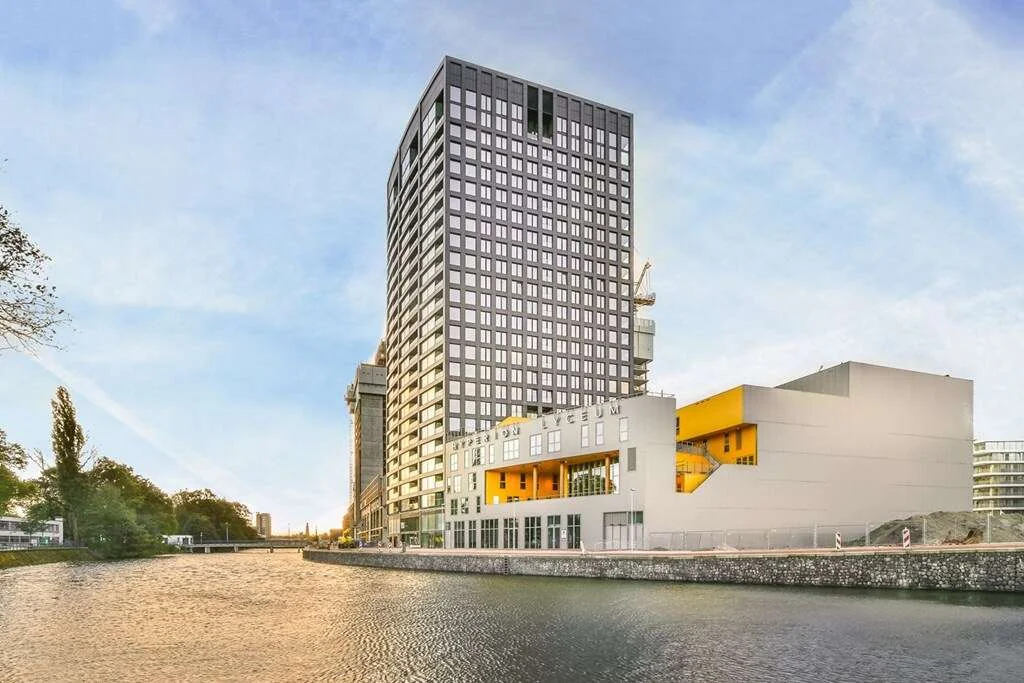 geblurde versie van de foto als achtergrond