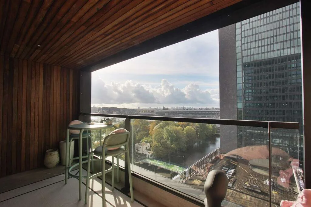 geblurde versie van de foto als achtergrond