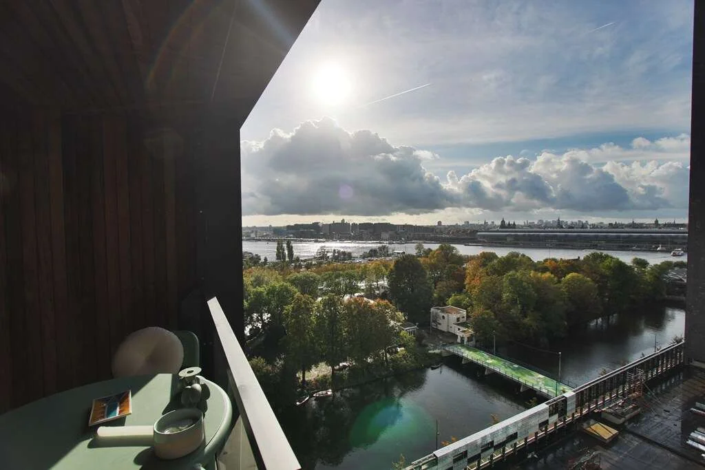 geblurde versie van de foto als achtergrond