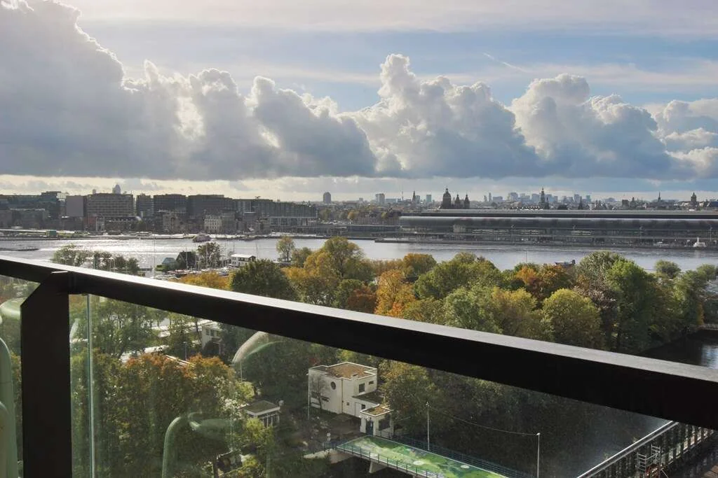 geblurde versie van de foto als achtergrond