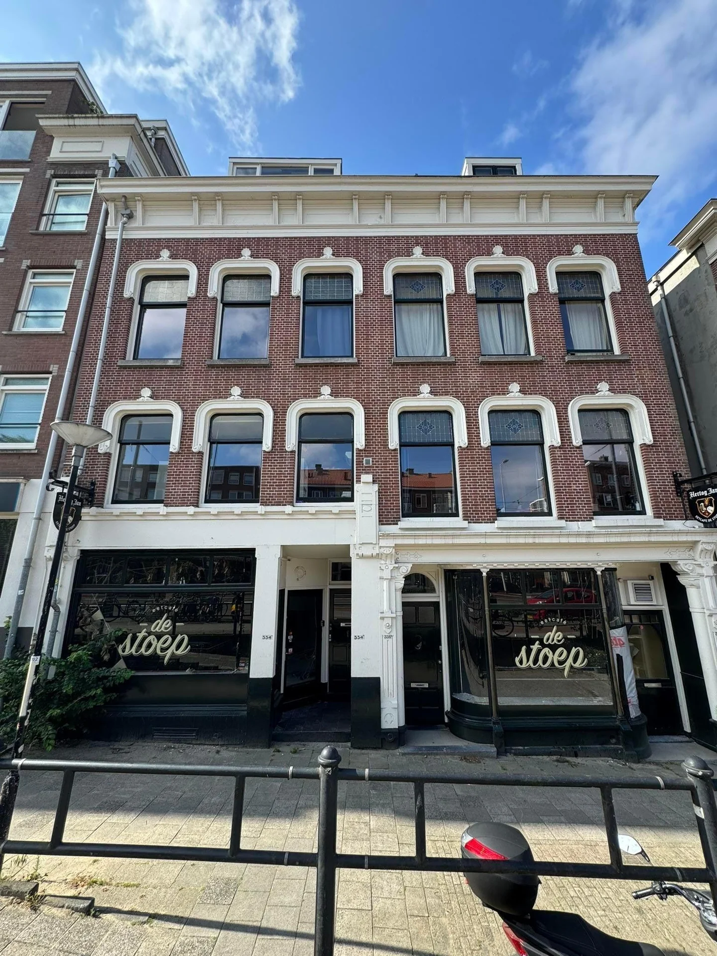 geblurde versie van de foto als achtergrond